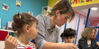 FOTO – Din Marea Britanie la Nepos: Crina Daroși, educatoarea care-i învață pe copii să transforme hârtia în artă