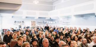 FOTO: Filmul etnografic despre fierarul Dumitru Trif, proiectat în avanpremieră la Căminul cultural din Șieuț