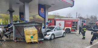 FOTO – TEACA: 1000 de litri de motorină împrăștiați pe jos, după un accident petrecut în stația PECO