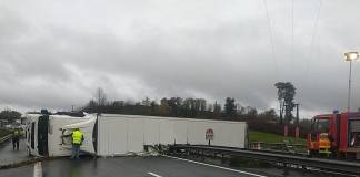 VIDEO: Un TIR cu numere de BN s-a răsturnat pe A20, blocând traficul ore bune