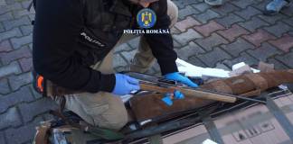 FOTO – Cu armele letale, în coletul trimis din Spania! Doi bărbați din Strâmba au ajuns după gratii