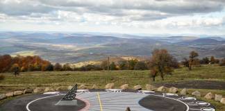 FOTO – IMPRESIONANT: Un ceas solar de 20 de metri măsoară timpul pe Via Transilvanica, la Dealu Negru!