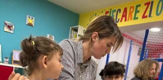 FOTO – Din Marea Britanie la Nepos: Crina Daroși, educatoarea care-i învață pe copii să transforme hârtia în artă