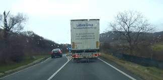 VIDEO: Depășire riscantă în Herina, în dreptul unei insulițe de calmare a traficului