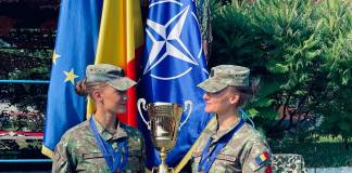 FRUMOS: Două surori gemene, bistrițence, împărășesc și pasiunea pentru militărie și sport