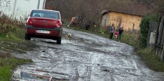 FII REPORTER: „Nu putem ieși afară din casă că tot una ne facem hainele! Copiii noștri merg la școală plini de noroi”