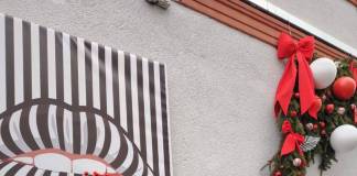 FOTO MINUNAT! Spiritul sărbătorilor, adus în centrul istoric de elevii de la Liceul de Arte „Corneliu Baba”