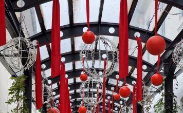 FOTO: Elevii și profesorii de la Arte au amenajat din nou Pasajul Sărbătorilor – un loc de poveste! Urmează încă două proiecte: