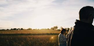 Intimidare extremă la Sângeorz-Băi: Un bărbat și-a dus iubita pe câmp și i-a incendiat geaca, amenințând-o cu bătaia