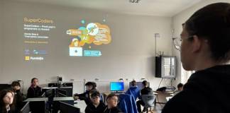 FOTO: 100 de elevi din Bistrița au explorat lumea roboticii, în cadrul proiectului „Atomic Scratchers”