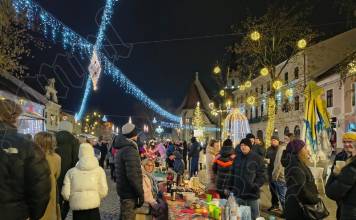 FOTO – Seară memorabilă, la cina comunitară din centrul Bistriței: Întâlniri cu prieteni străvechi, vin, țuică fiartă și multe povești