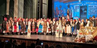 FOTO/VIDEO – Neașteptată surpriză, de la elevii Liceului Tudor Jarda, Clubul Rotary Bistrița și partenerii lor: O savuroasă colindă din tradiția rromă