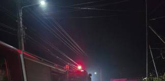 FOTO/VIDEO: Sute de săteni cu găleți cu apă, servicii SVSU și pompierii au luptat cu flăcările în Sebiș