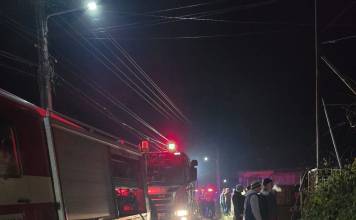 FOTO/VIDEO: Sute de săteni cu găleți cu apă, servicii SVSU și pompierii au luptat cu flăcările în Sebiș