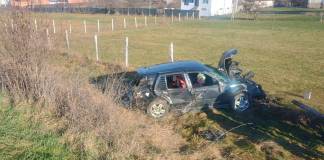 FOTO – DUMITRA: Au zburat cu mașina de pe carosabil și s-au oprit într-un gard