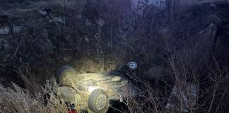 FOTO: Cu mașina pe plafon, pe arătură! Două persoane, la spital