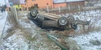 FOTO: Final de an cu…roțile-n sus! A ajuns într-o grădină, după o depășire eșuată