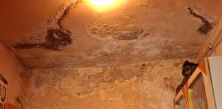 FOTO/VIDEO: Nepăsarea locatarilor unui bloc de pe Someșului l-a transformat în pericol pentru sănătatea lor și siguranța trecătorilor