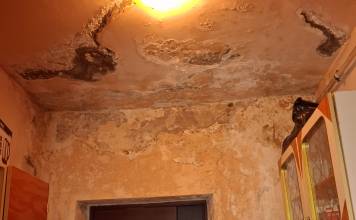 FOTO/VIDEO: Nepăsarea locatarilor unui bloc de pe Someșului l-a transformat în pericol pentru sănătatea lor și siguranța trecătorilor