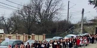 FOTO: Deși la prima participare, colindătorii din Lunca Frij au cucerit Marele Premiu în două festivaluri de colinde