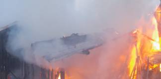 VIDEO: Comunitatea, la nevoie se cunoaște! Zeci de oameni din Spermezeu au sărit în ajutorul SVSU pentru a salva casa unui sătean