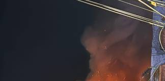 FOTO/VIDEO-RODNA: Un incendiu a mistuit o casă și s-a extins la cea învecinată. Proprietarul a făcut atac de panică