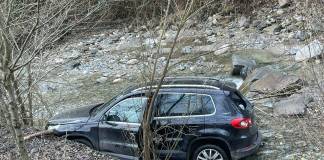 FOTO: Imagini de la accidentul de azi-dimineață, unde o mașină cu trei tinere a plonjat șapte metri într-o râpă