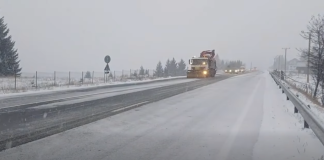 VIDEO: Intervenție cu utilaje cu lamă și antiderapant pe DN 17. COD GALBEN de ninsori viscolite