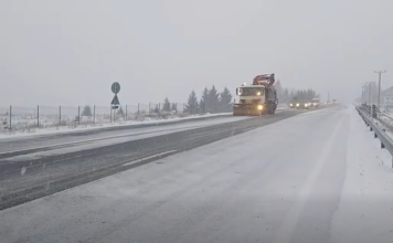 VIDEO: Intervenție cu utilaje cu lamă și antiderapant pe DN 17. COD GALBEN de ninsori viscolite