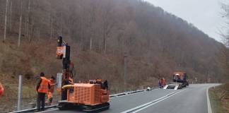 Se montează parapete de protecție pe unul dintre cele mai periculoase drumuri din județ