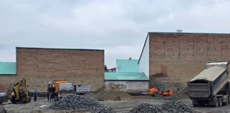 Se lucrează de zor la una dintre cele mai așteptate parcări din Bistrița. City-managerul Costea: „Totul depinde de vreme”