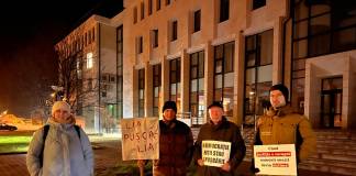 Protest timid pentru independența justiției și la Bistrița! O mână de protestatari s-au adunat în fața Tribunalului Bistrița-Năsăud