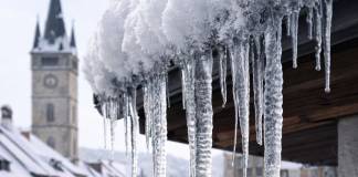 ATENȚIE la gheața de pe trotuare și la țurțuri! Aveți obligația de a vă curăța proprietatea