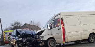 VIDEO: Autoutilitară de BN implicată într-un accident cu trei victime, dintre care două încarcerate
