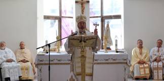 FOTO – Preafericitul Claudiu, arhiepiscopul Bisericii Greco-Catolice din România, la Bistrița: „Dincolo de ziduri, o Biserică vie”