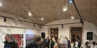 FOTO/VIDEO – Coridoare urbane, propuse de Diana Borza, la Casa cu Lei: Peisajul în arta contemporană. Imaginea kitsch-ului