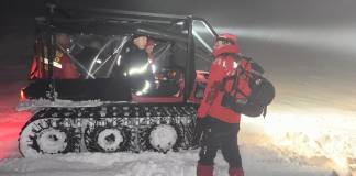 FOTO – Tânăr cu probleme medicale, evacuat cu salvamontiștii și șenilata de la o cabană izolată din Târlișua