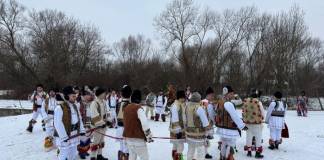 FOTO/VIDEO – Tradiția continuă, în Orheiu Bistriței: Tinerii au ieșit cu plugul pe străzile satului, într-un ritual al fertilității