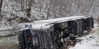FOTO: TIR căzut în râul Sălăuța, între Romuli și Fiad