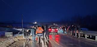 FOTO: Accident cu două mașini la ieșirea din Șieuț spre Monor