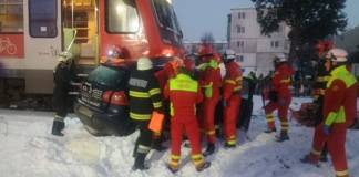 FOTO/VIDEO: Mașină lovită de tren, pe strada Ioan Slavici din Bistrița! Șoferul de 25 de ani, transportat la spital după resuscitare
