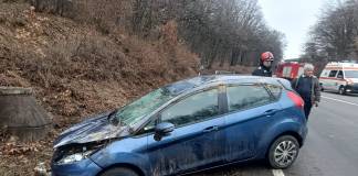 FOTO/VIDEO – Accident pe DN15A, în Dealul Herinei: un autoturism a ajuns în șanț