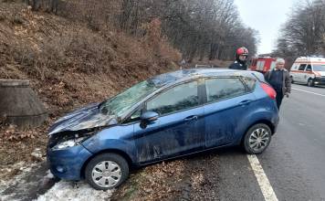 FOTO/VIDEO – Accident pe DN15A, în Dealul Herinei: un autoturism a ajuns în șanț
