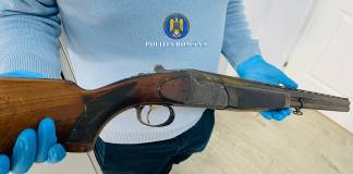 FOTO: Prins cu o armă letală de vânătoare, deținută ilegal, în mașină!
