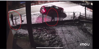 VIDEO – NESIMȚIRE de Anul Nou: Au oprit mașina și și-au făcut nevoile pe poarta unei gospodării