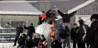 FOTO/VIDEO- Distracție la Sângeorz Băi: Un bulgăraș început de doi copii a ajuns U-RI-AȘ, fiind rostogolit 1,5 km de mai mulți localnici