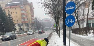 FOTO – Primarul Lazany: Voluntarii SVSU intervin pentru curățarea acoperișurilor și a gurilor de canalizare