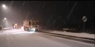 VIDEO: Zeci de utilaje curăță zăpada de 20 – 30 de cm de pe drumurile naționale din județ