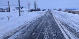 VIDEO: S-au împrăștiat 55 de tone de antiderapant pe trei drumuri naționale din județ