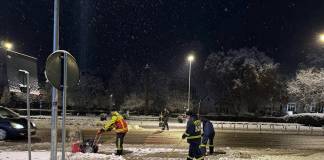 Peste 40 de voluntari de la SVSU Bistrița au fost scoși în stradă pentru a da zăpada